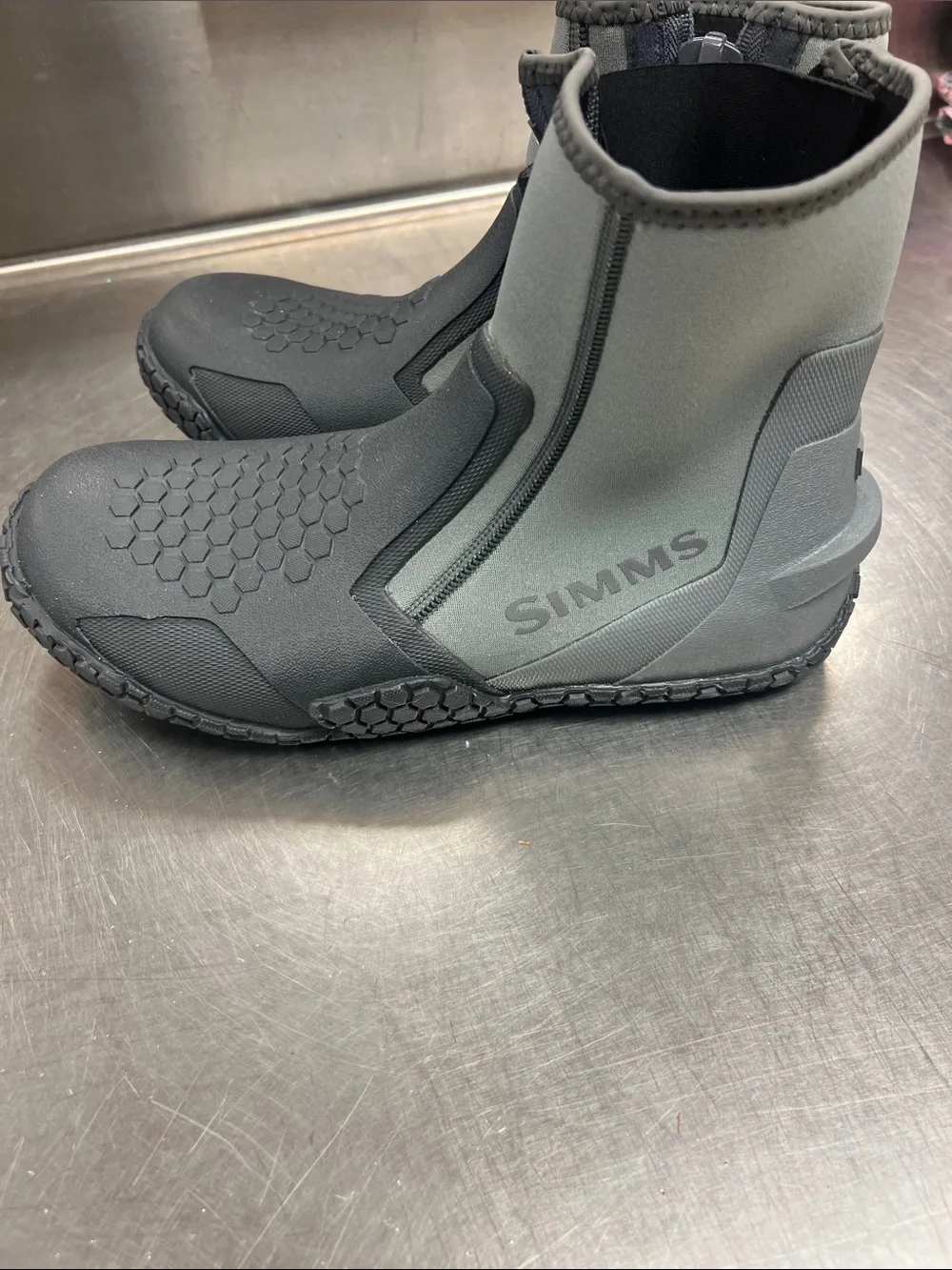 Simms Gray and Black Neoprene Ankle Waders Zipit Bootie Size 10 Worn Once
